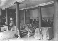 2. Die Baalbekfragmente im Zeichensaal der alten Bibliothek vor 1944